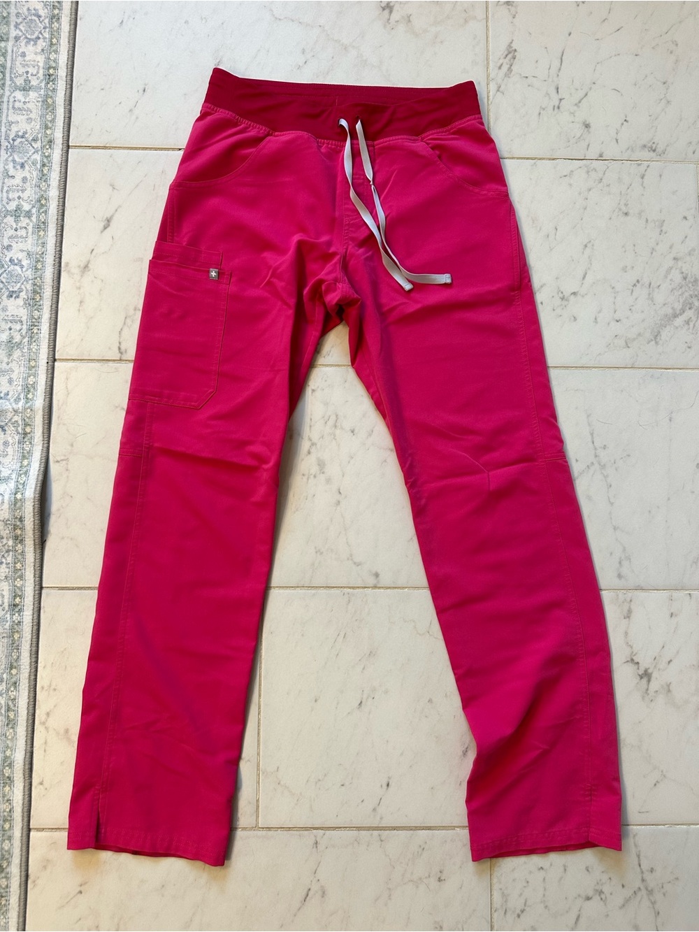 FIGS Kade Cargo Scrub Pants – Small Tall in Neon Pink